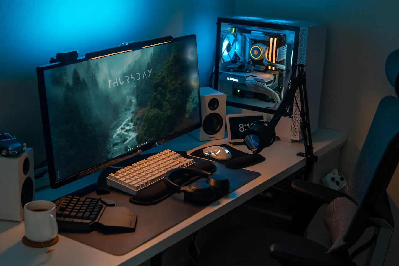 Подредено работно място с монитор и клавиатура